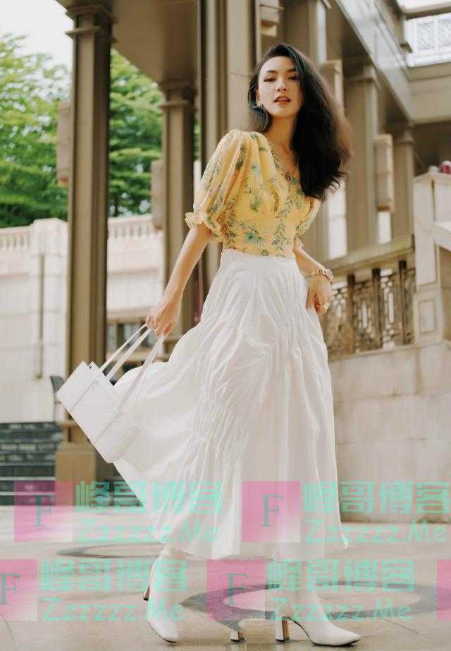 满大街的“挤奶衫”，今夏流行这样穿，不仅洋气显瘦，还有女人味