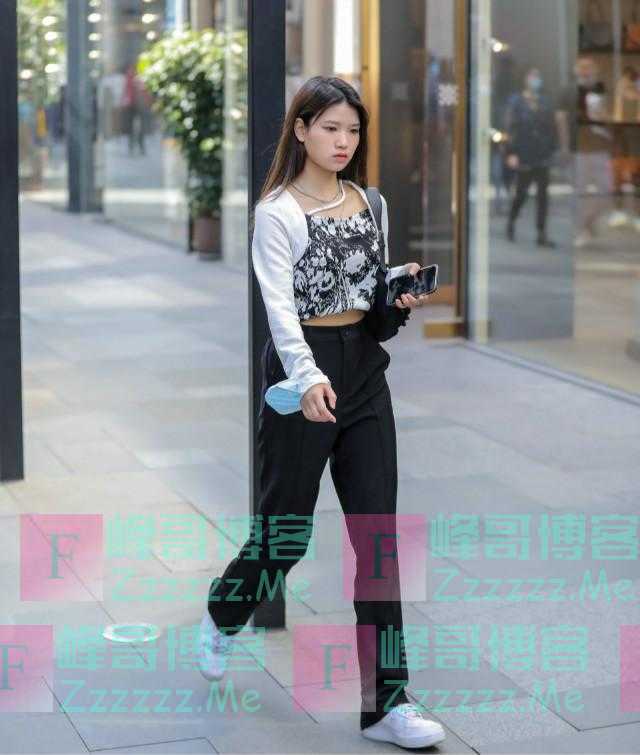 满大街的“挤奶衫”，今夏流行这样穿，不仅洋气显瘦，还有女人味