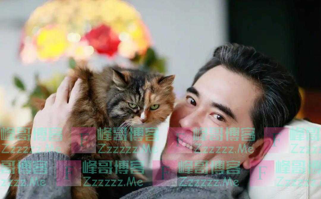 周迅、陈红对他一见倾心，一生未婚未育，如今62岁在乡下养猫种花