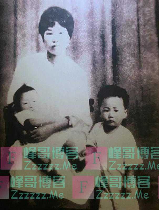 1962年毛岸青回乡祭母，在墓碑前跪拜时遭妻子制止，顿时心领神会