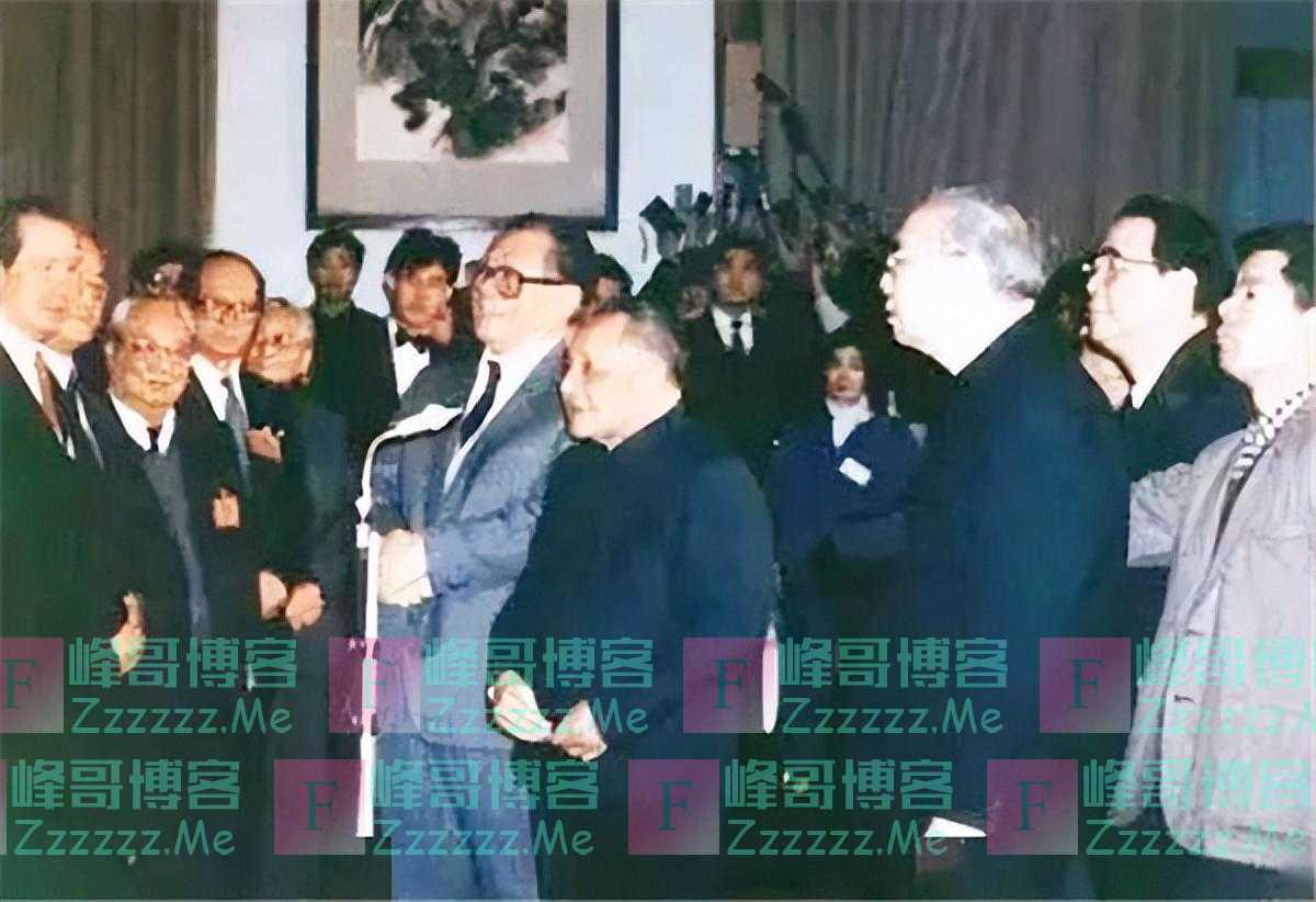 毛主席像已挂在天安门74年，还会挂多久？邓小平同志早给出了答案