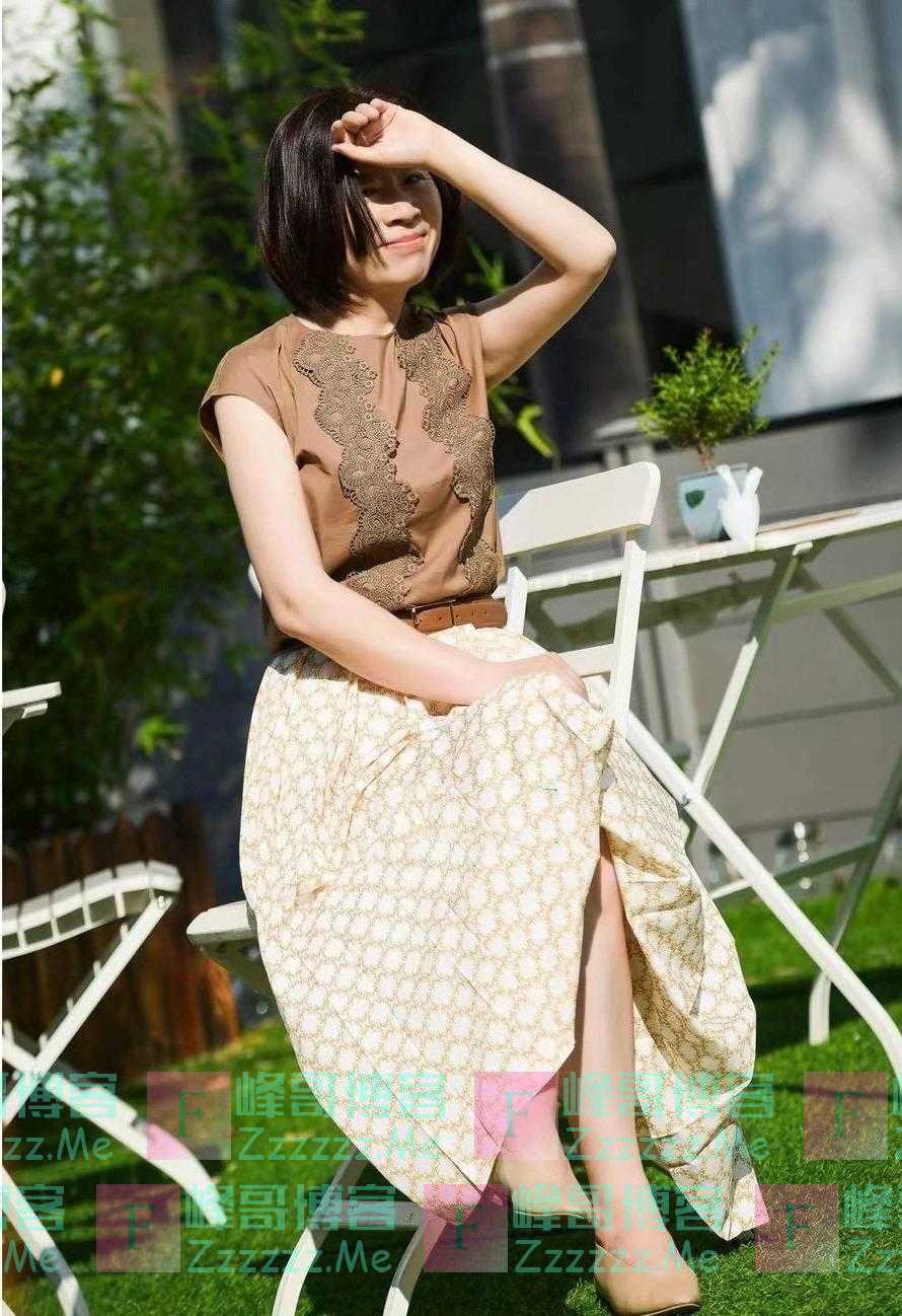 五六十岁的女人，上衣不要乱买，这样穿更减龄有气质，美极了