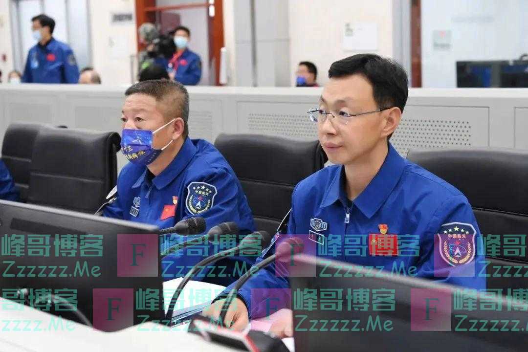 航天任务大厅里，他们为什么站着工作？