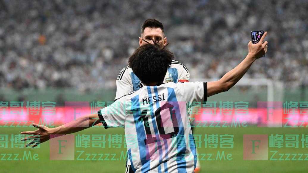 冲进球场拥抱梅西的球迷被罚，欧洲赛场上这类行为如何处理