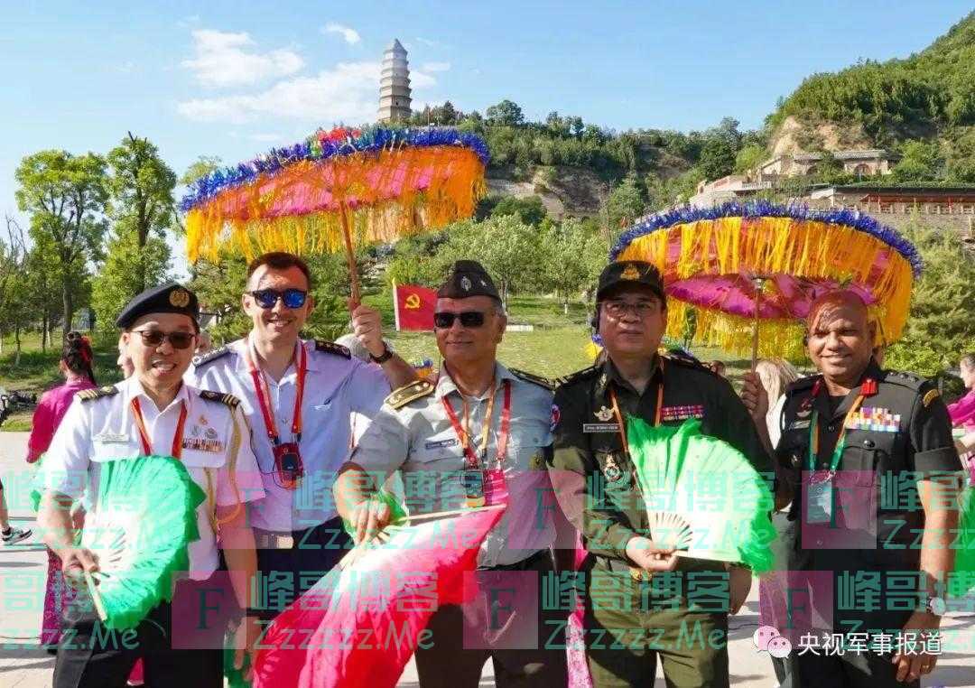 驻华武官赴中部战区参观访问