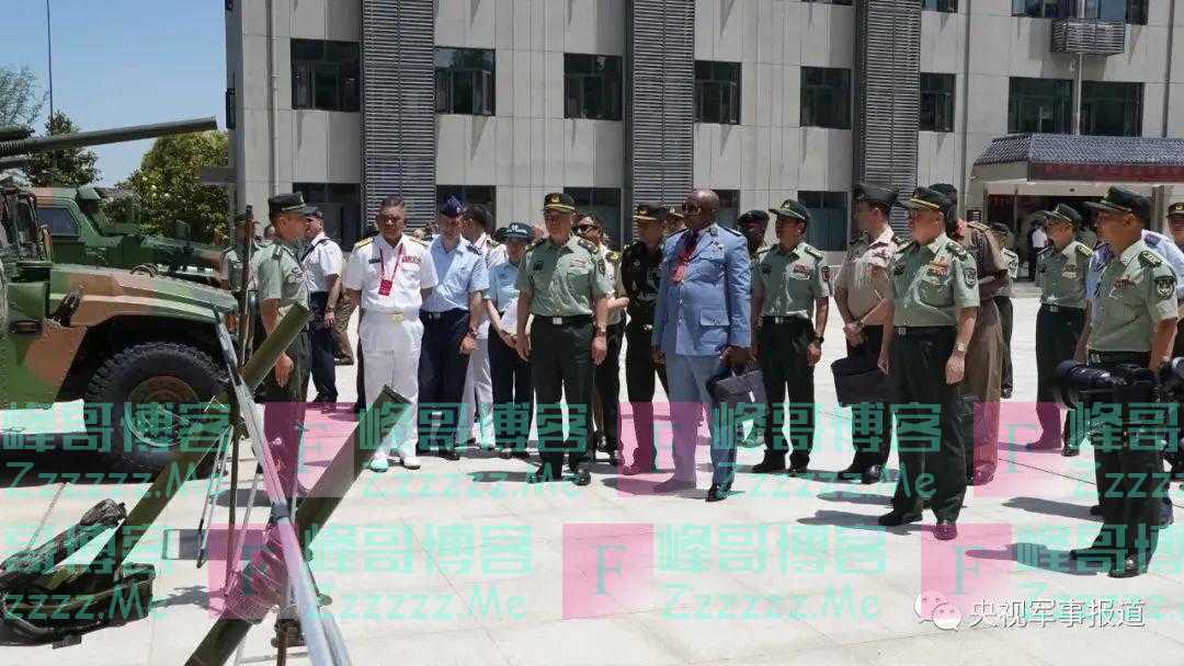 驻华武官赴中部战区参观访问