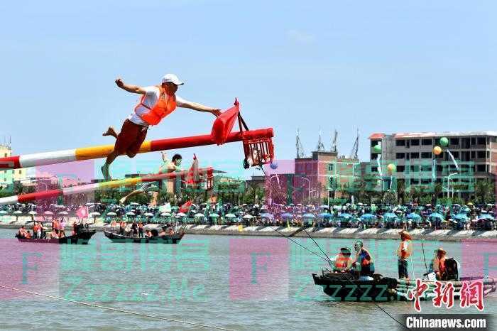 闽台对渡端午重现 海上泼水万人狂欢