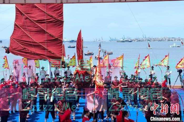 闽台对渡端午重现 海上泼水万人狂欢