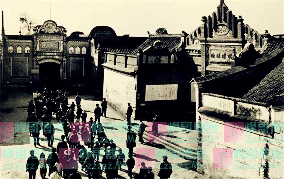 2010年,刘文彩之孙发起祭祖活动,原计划宴客75席,却来了上千人