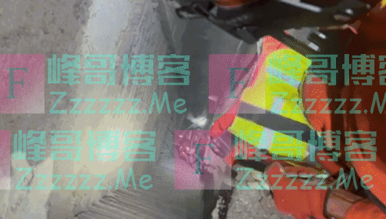 被困女孩哭着问消防员：我上去了，你怎么办啊？