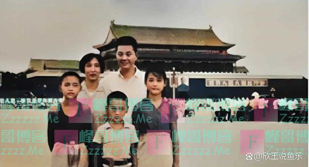 60年代李鹏夫妇与子女天安门广场合影,难得全家福展现幸福时刻