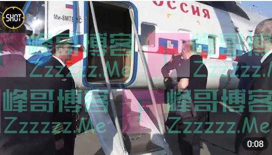 普京帮军官整理着装,“黑色手提箱”抢镜