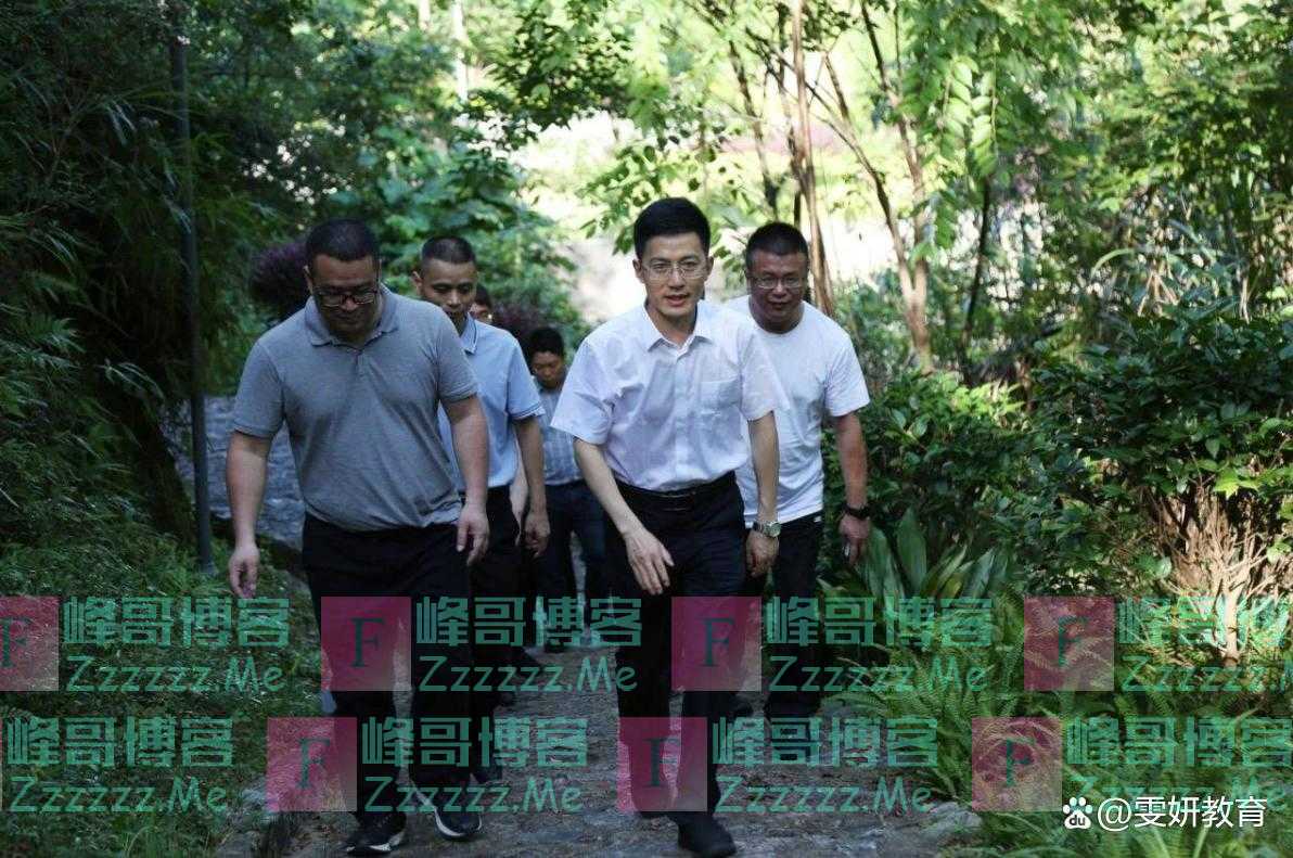 “禁欲系”副市长火了，长相斯文吸粉无数，个人履历不一般