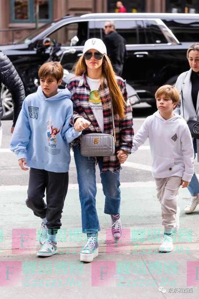 46岁拉丁天后夏奇拉离婚带两个娃，还有一群帅哥在后面追，不愧是你啊社交女王！