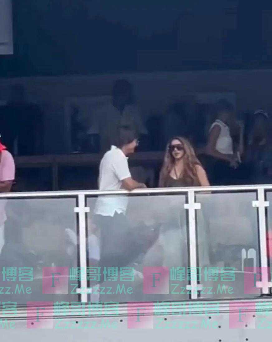 46岁拉丁天后夏奇拉离婚带两个娃，还有一群帅哥在后面追，不愧是你啊社交女王！