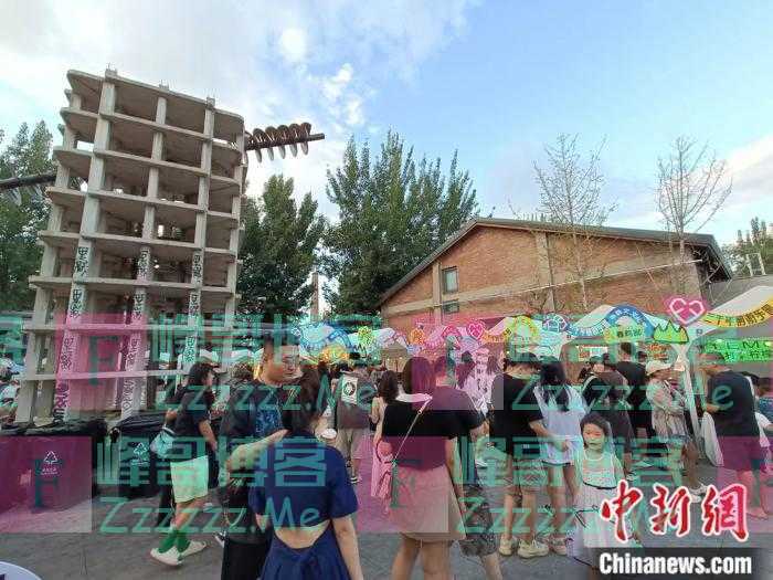 高温下的北京夜生活：游客流连至凌晨，有摊主日入上千