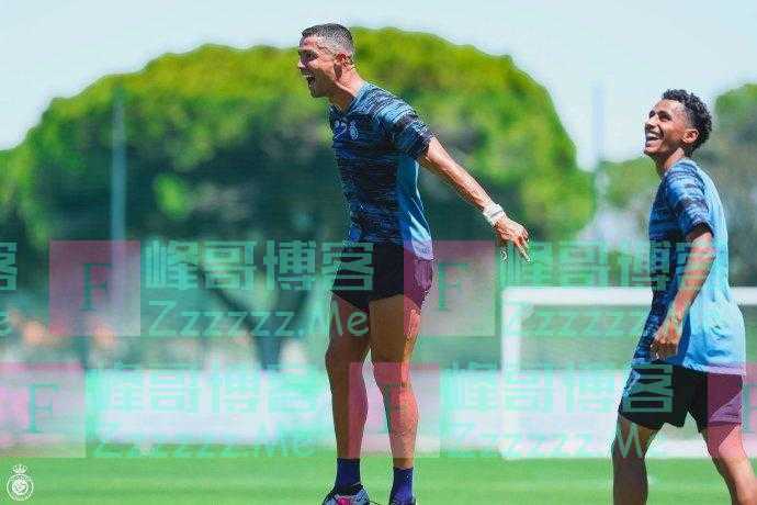 C罗回归训练神态轻松，做出标志性庆祝siu