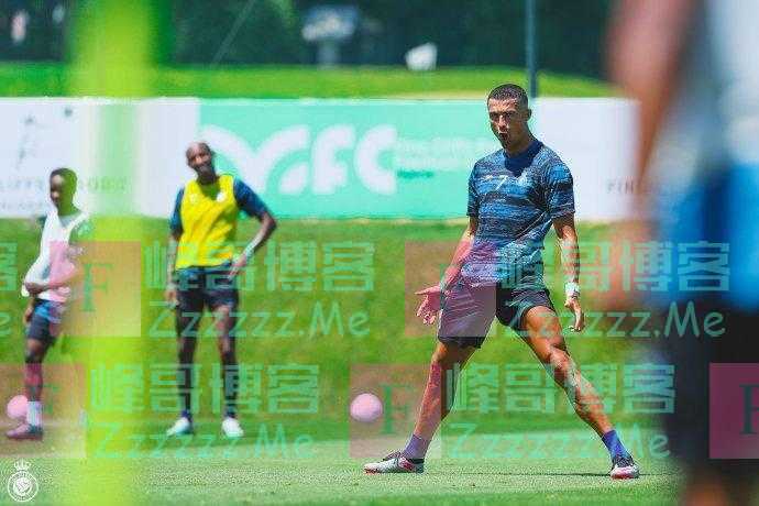 C罗回归训练神态轻松，做出标志性庆祝siu