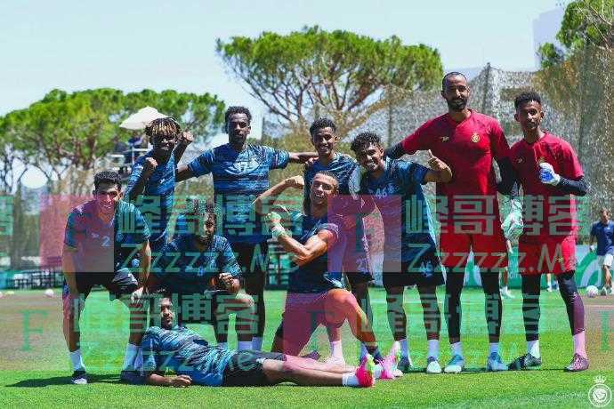 C罗回归训练神态轻松，做出标志性庆祝siu