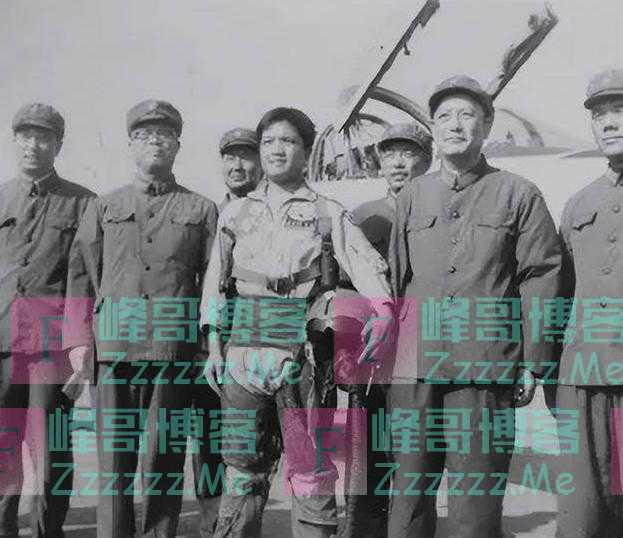 台湾飞行员黄植诚:驾机起义回归大陆,获65万奖金迎娶空姐