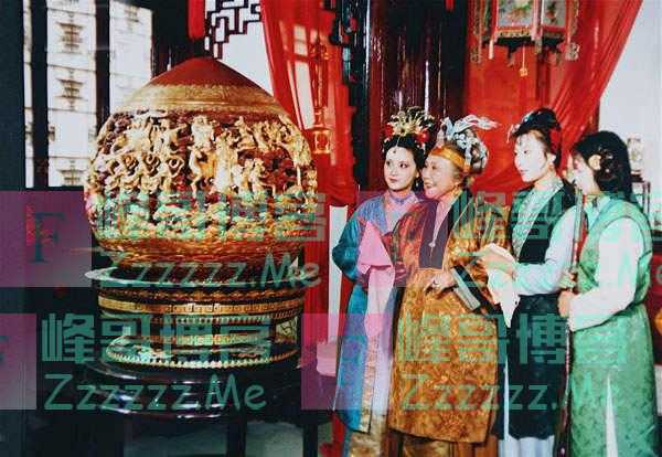 贾母:《红楼梦》里真正的贵妇人,她的贵族气质深入灵魂,藏在每一个日常中