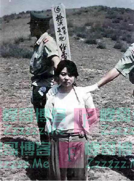 1993年,刑犯任雪穿着露脐装上路,行刑时却突然张开嘴巴?