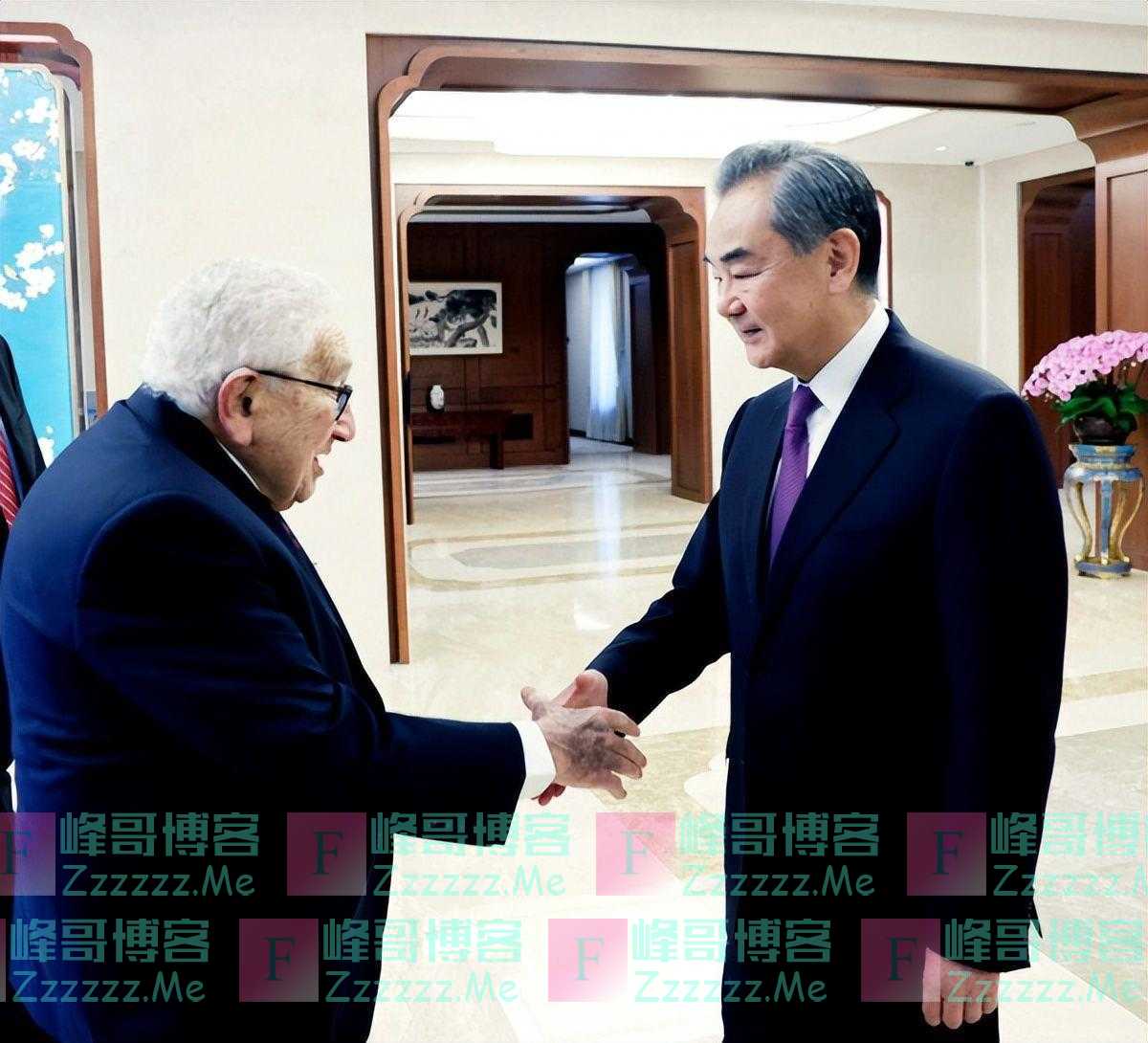 与中国防长谈完第2天,基辛格见到想见的人,王毅对美划下3条红线