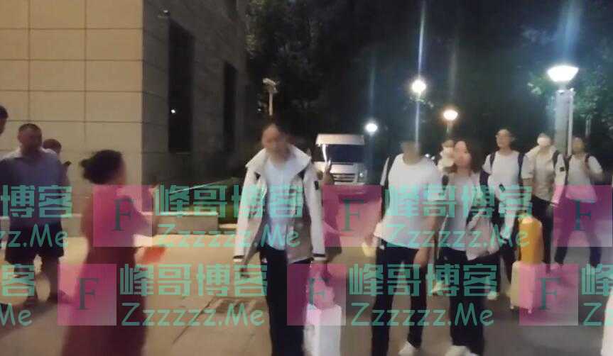 中国女排姑娘载誉回国 开启封闭集训