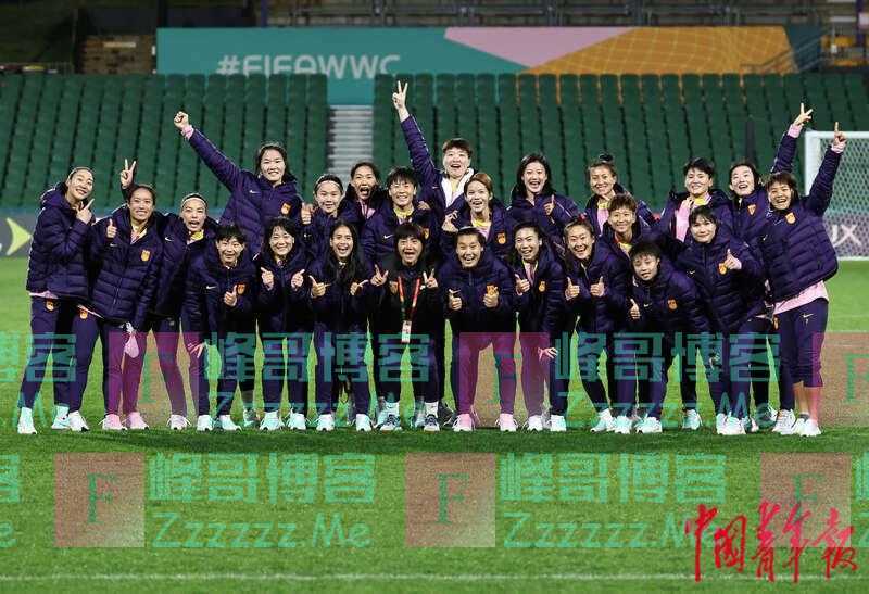 女足姑娘小组赛前踩场 状态轻松