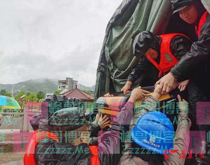 福州连江县多地内涝 武警官兵紧急驰援