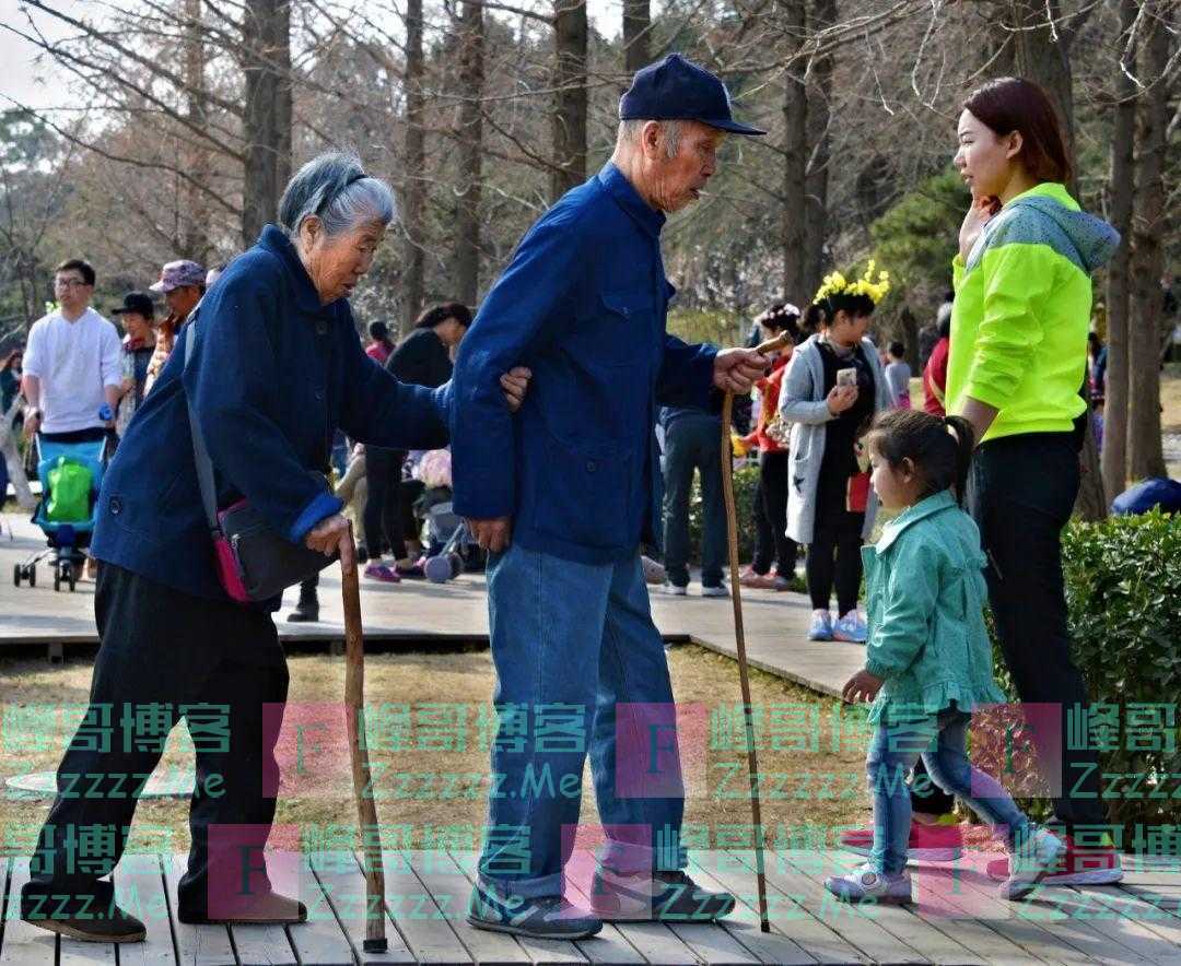 经常散步到底好不好?医生:65岁以后,散步时要注意好这几点