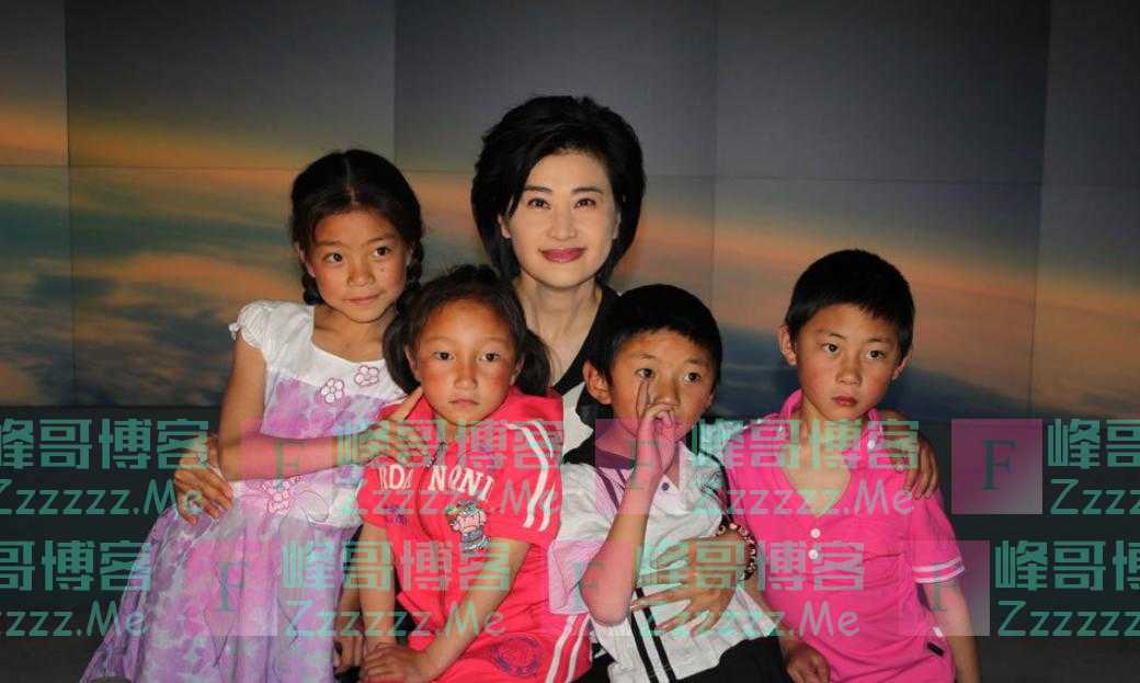 主持人吴小莉：与亲哥浙江相认，对方一贫如洗，她帮助亲哥了吗？