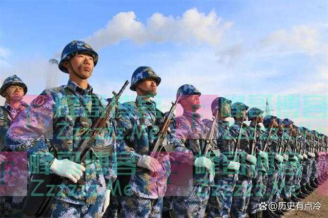 1981年邓小平阅兵，指着一位团长对秦基伟说：这个人要好好培养