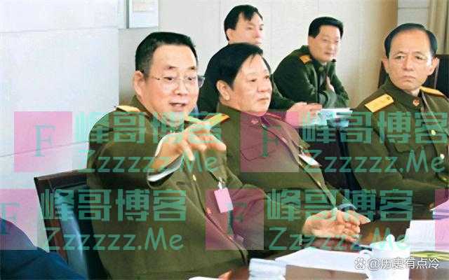 1981年邓小平阅兵，指着一位团长对秦基伟说：这个人要好好培养
