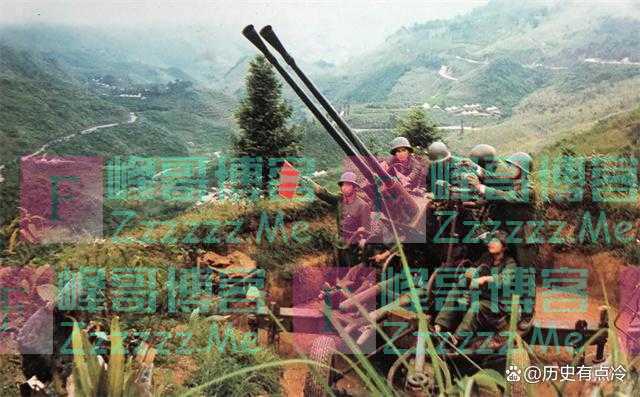 1981年邓小平阅兵，指着一位团长对秦基伟说：这个人要好好培养