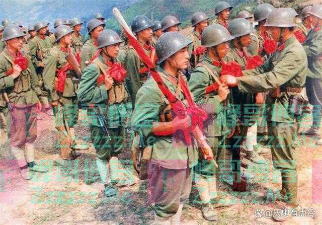 1981年邓小平阅兵，指着一位团长对秦基伟说：这个人要好好培养