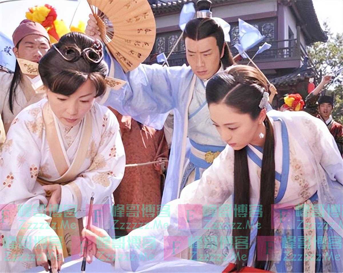 女子出上联：银枪虽利，难破千年草地，一男子出下联，女子脸红