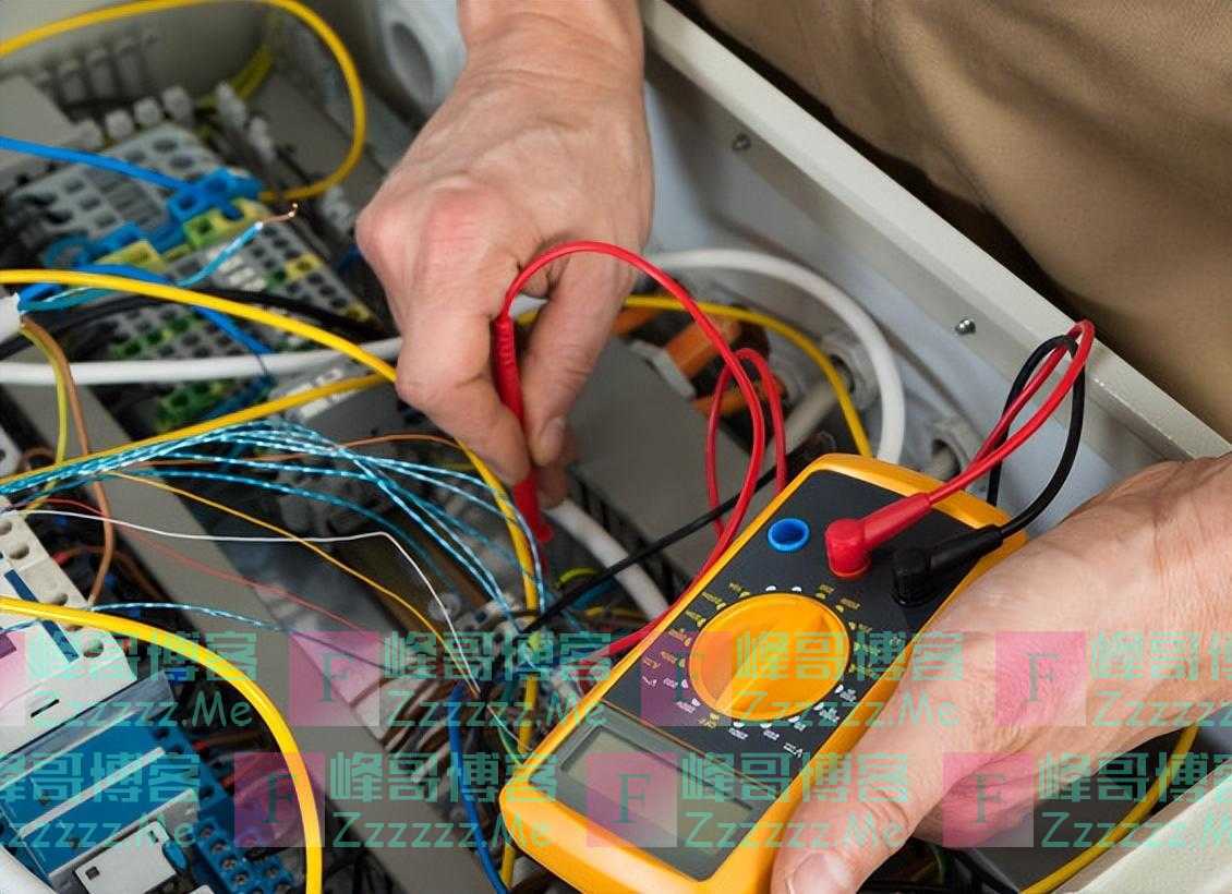 回顾：浙江男子家一月用电9000度，剪掉多余电线，路口红绿灯灭了