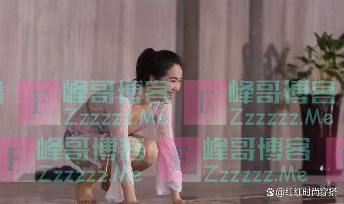 当左小青泳装下水那一刻，网友：真的心动了！