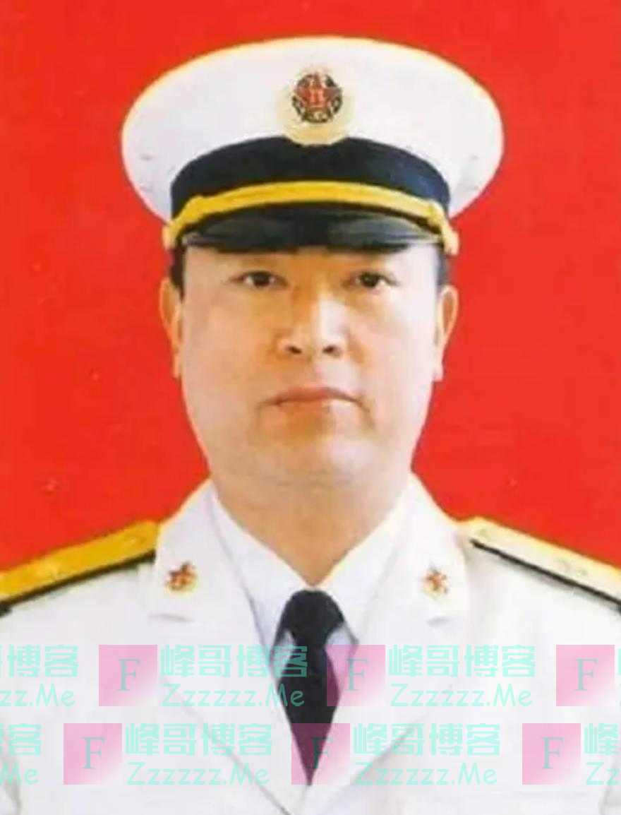 他是开国中将之子，曾任海军副司令，02年授中将衔，次年却遭降职
