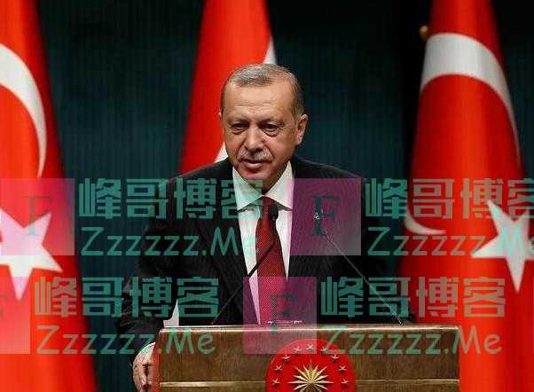 接见王毅时埃尔多安让他坐边上，自己独坐中间，现场未放我国国旗