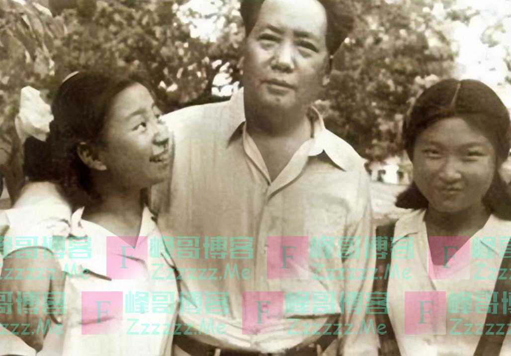 68年毛主席接见干部战士，发现李讷在场，当即问：李讷是哪级官呐