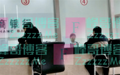 回顾广州女子取出假钱被柜员嘲讽,她一招反击,行长亲自登门道歉