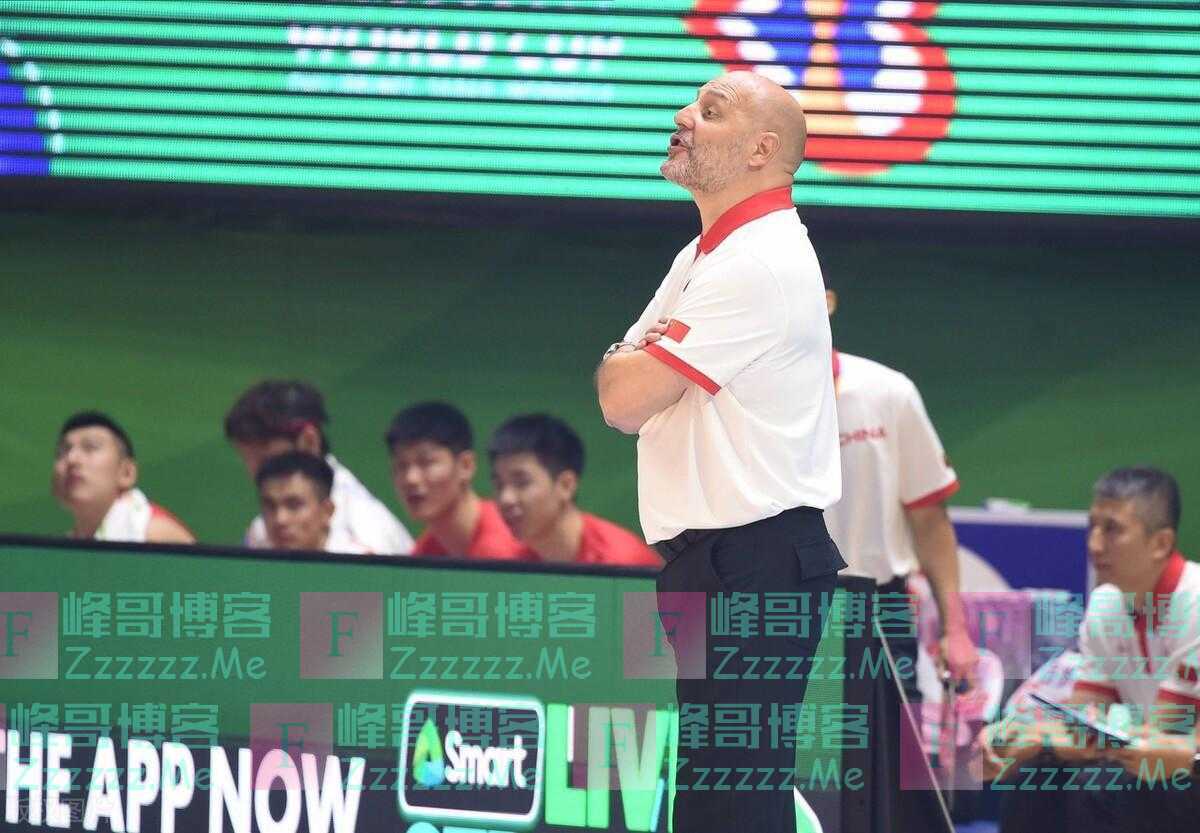 下课！胡金秋一秒钟的时间都不给，赵继伟和张镇麟都快住在场上了