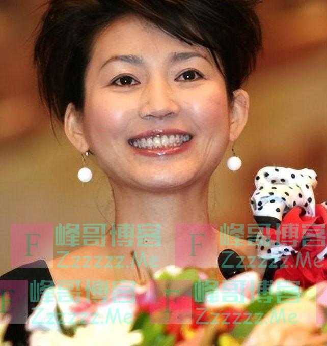 她是央视最旺夫的主持人，两任丈夫一个是副国级，一个是房产大亨