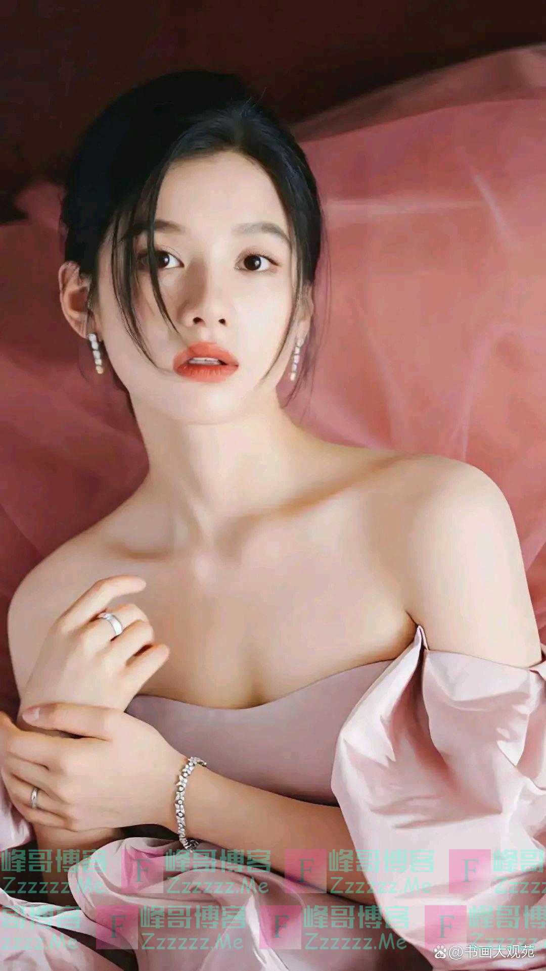 人体艺术油画，展现了女性的细腻皮肤和鲜艳色彩！