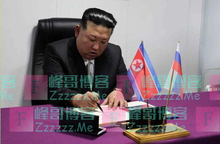 俄媒:金正恩登上俄太平洋舰队护卫舰,在贵宾簿上留言并获赠军舰模型