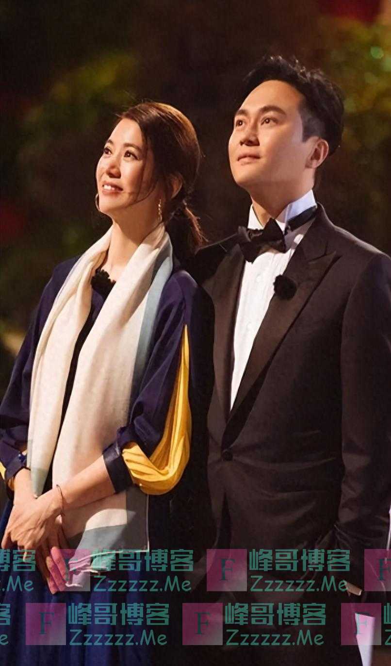 52岁张智霖出警局后首现身，头发花白、老人斑明显，全程无交流