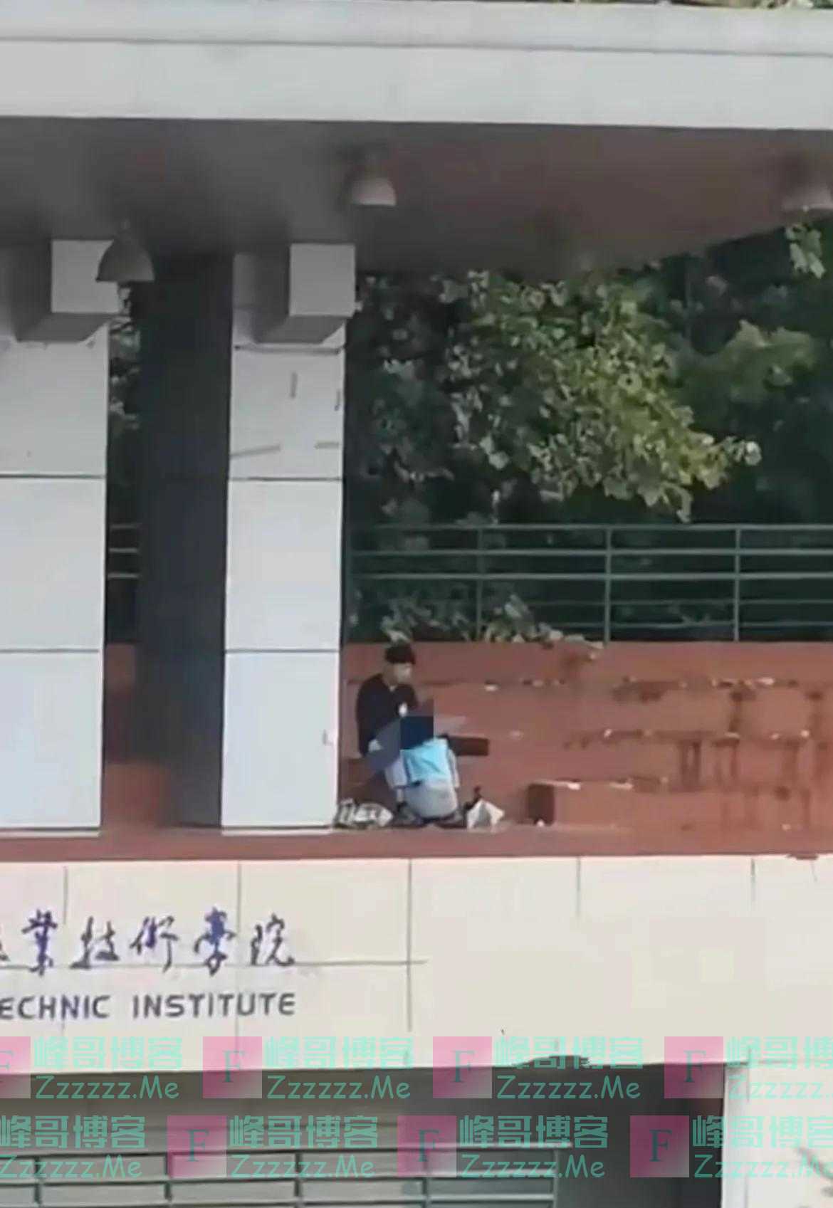 陕西工业职业技术学院情侣在学校看台举动曝光!网友:胆子真大