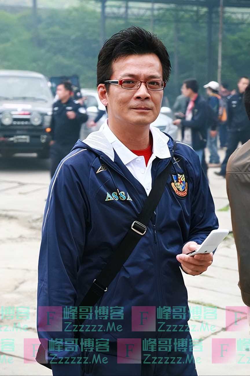 黄日华与二婚妻子合影,相差7岁的爱情却是天作之合的。